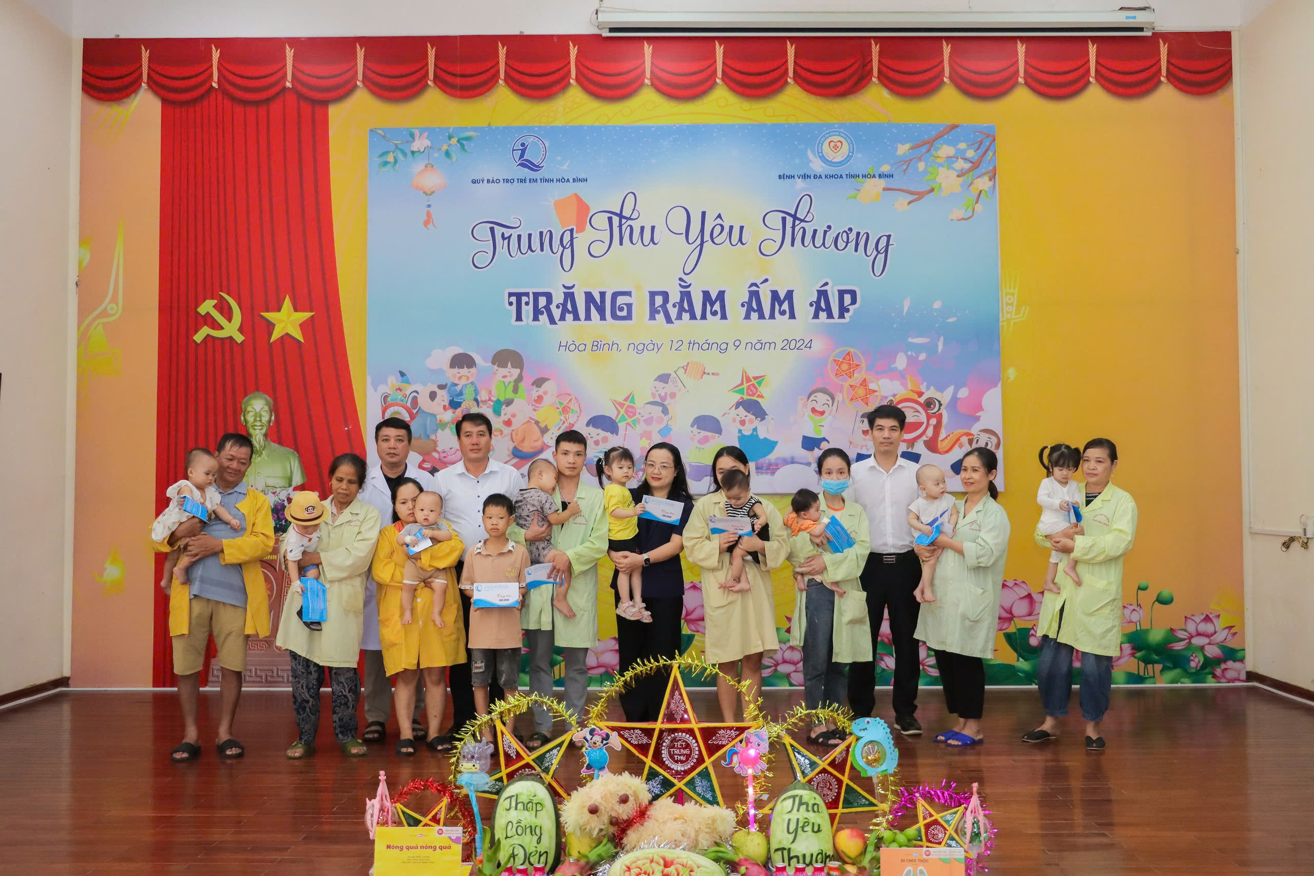  Trung thu với các bệnh nhi tại Bệnh viện Đa khoa tỉnh Hoà Bình