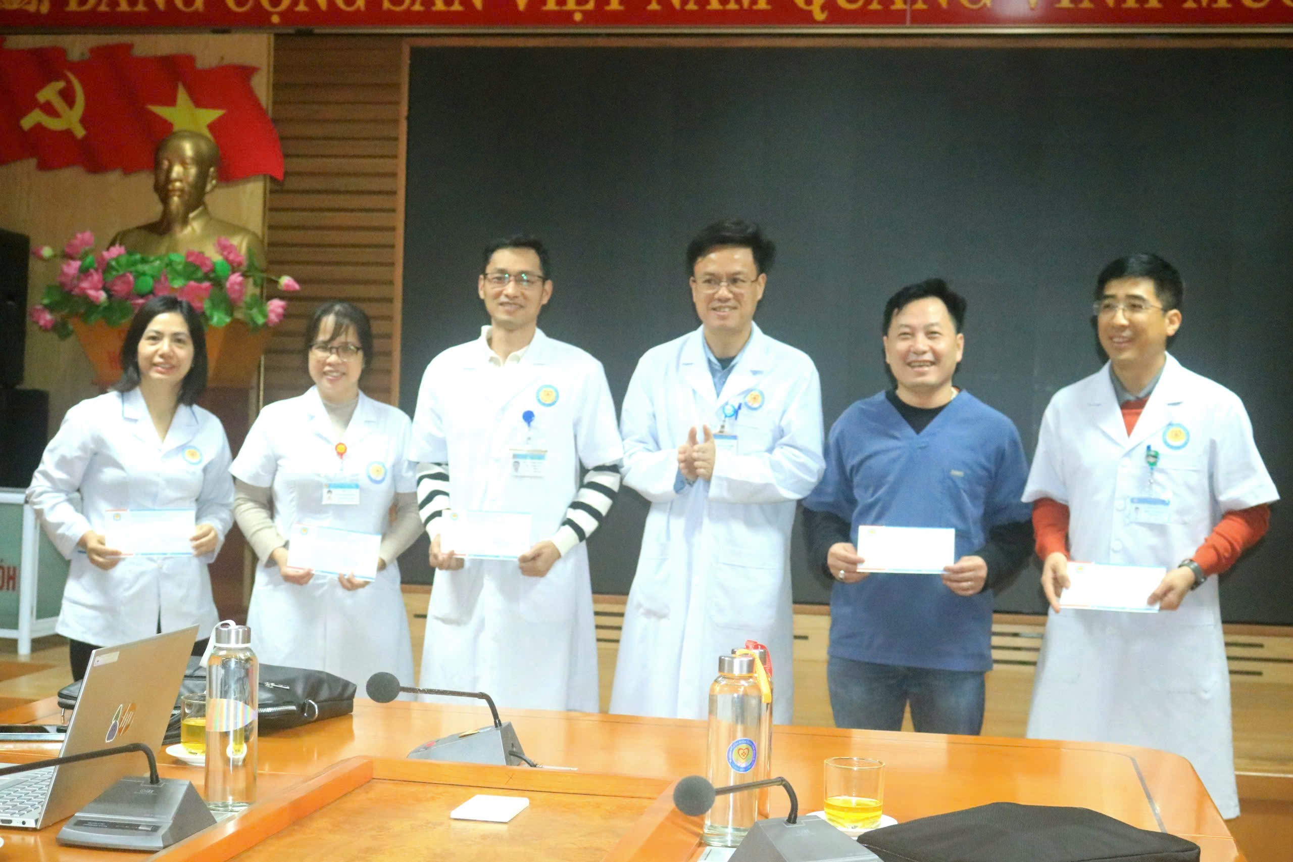  Bệnh viện Đa khoa Hòa Bình khen thưởng đột xuất các tập thể có thành tích xuất sắc trong công tác chuyên môn