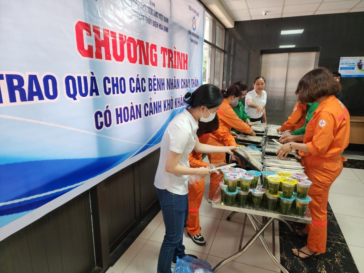  Trao quà cho bệnh nhân chạy thận nhân tạo, hoạt động thiết thực chào mừng Ngày Quốc tế phụ nữ