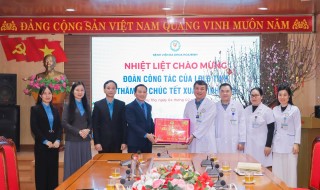  Liên đoàn lao động tỉnh thăm và chúc tết cán bộ y tế Bệnh viện Đa khoa Hòa Bình