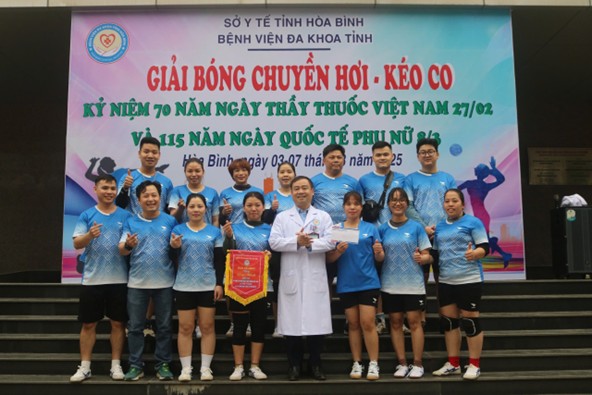  Kéo co hết mình - Vô địch ving quang! Giải bóng chuyền hơi, kéo co Bệnh viện Đa khoa tỉnh Hòa Bình