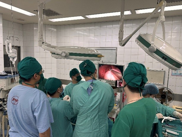  Phẫu thuật nội soi lồng ngực hỗ trợ (VATS) điều trị kén khí phổi gây tràn khí màng phổi tái diễn tại Bệnh viện Đa khoa Hòa Bình