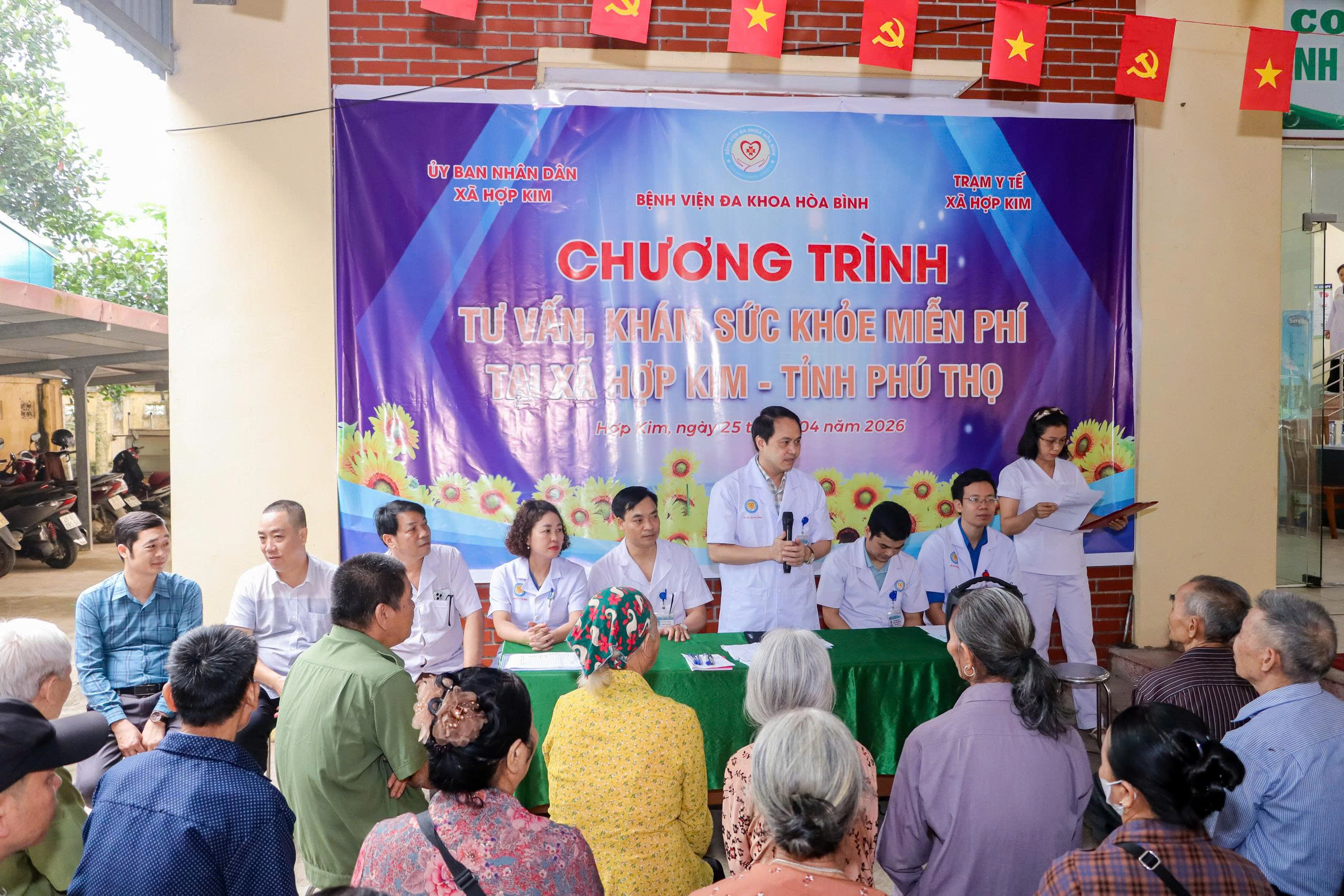  Bệnh viện Đa khoa Hòa Bình khám sức khỏe miễn phí cho người dân xã Hợp Kim, tỉnh Phú Thọ