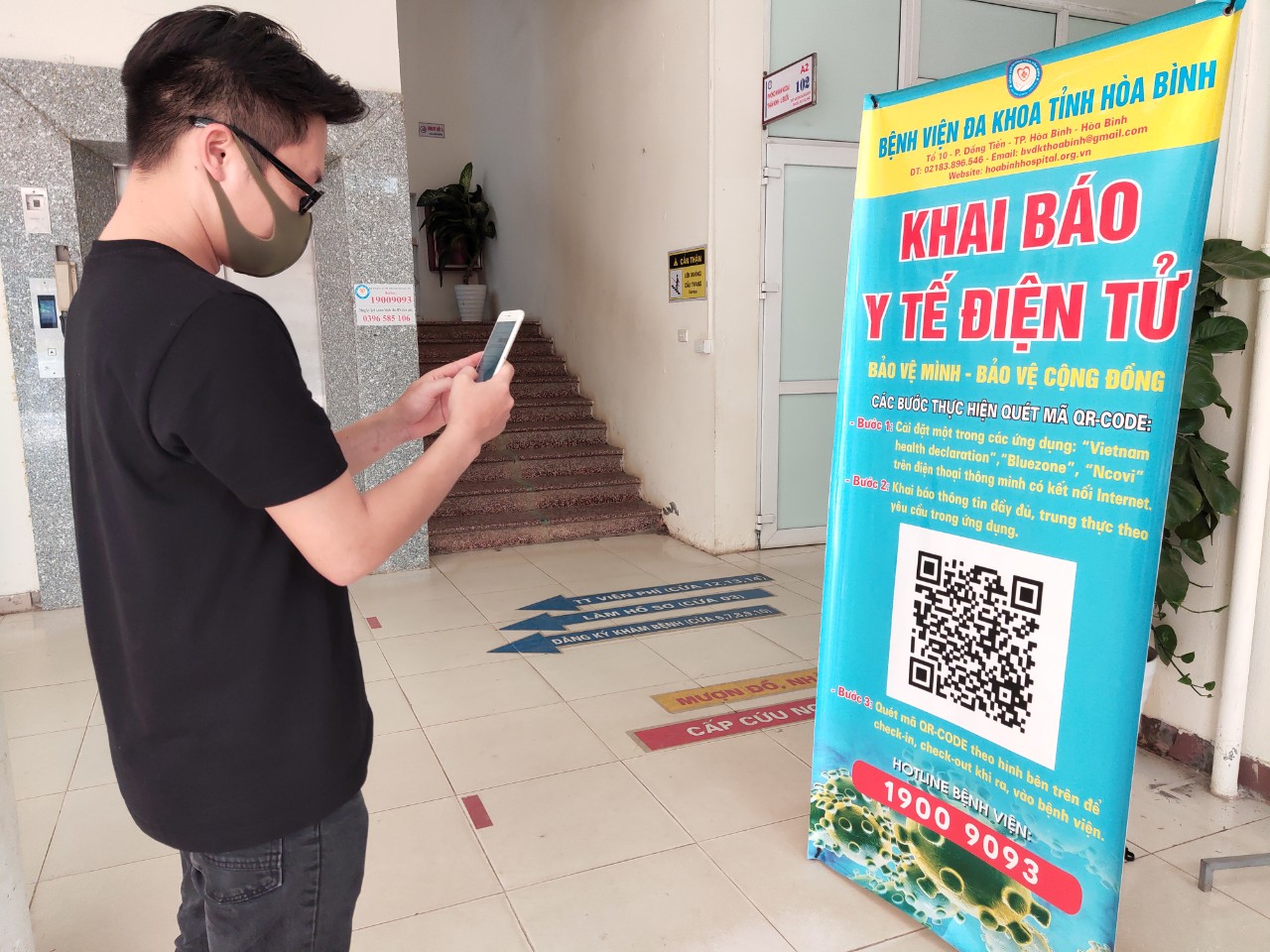 Quét mã QR để khai báo y tế nhanh tại Bệnh viện Đa khoa tỉnh Hoà Bình