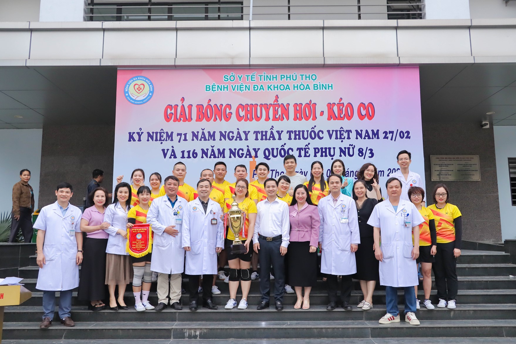  Sân B5 bùng nổ – Khi áo Blouse hóa “vận động viên quốc dân”