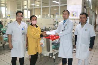  Bệnh viện Đa khoa Hòa Bình thăm hỏi, chúc tết bệnh nhân nặng nhân dịp đầu năm mới