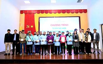  Tư vấn sức khoẻ và trao quà Tết nguyên đán Xuân Bính Ngọ cho bệnh nhân thận nhân tạo khu vực Hòa Bình