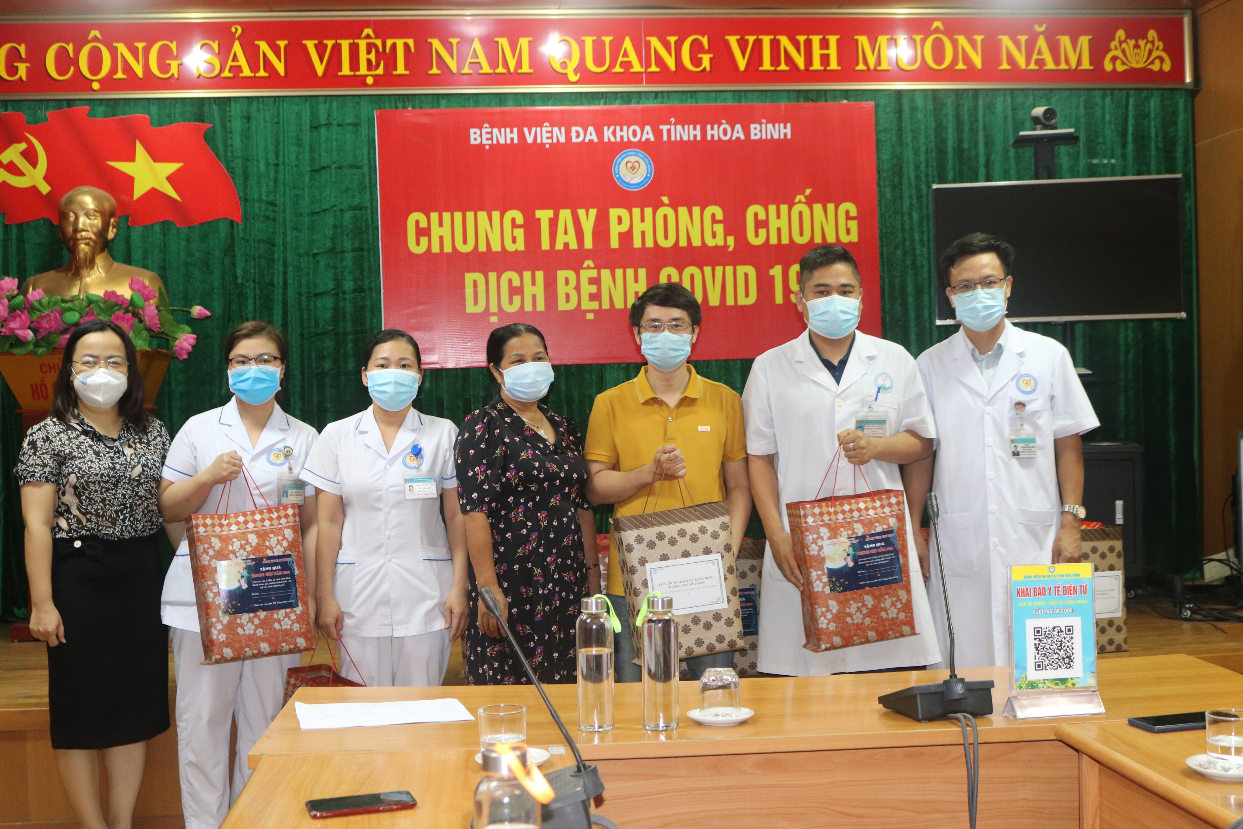 Tặng quà tết Trung thu 2021 cho con cán bộ Bệnh viện Đa khoa tỉnh Hoà Bình đi chống dich tại các tỉnh