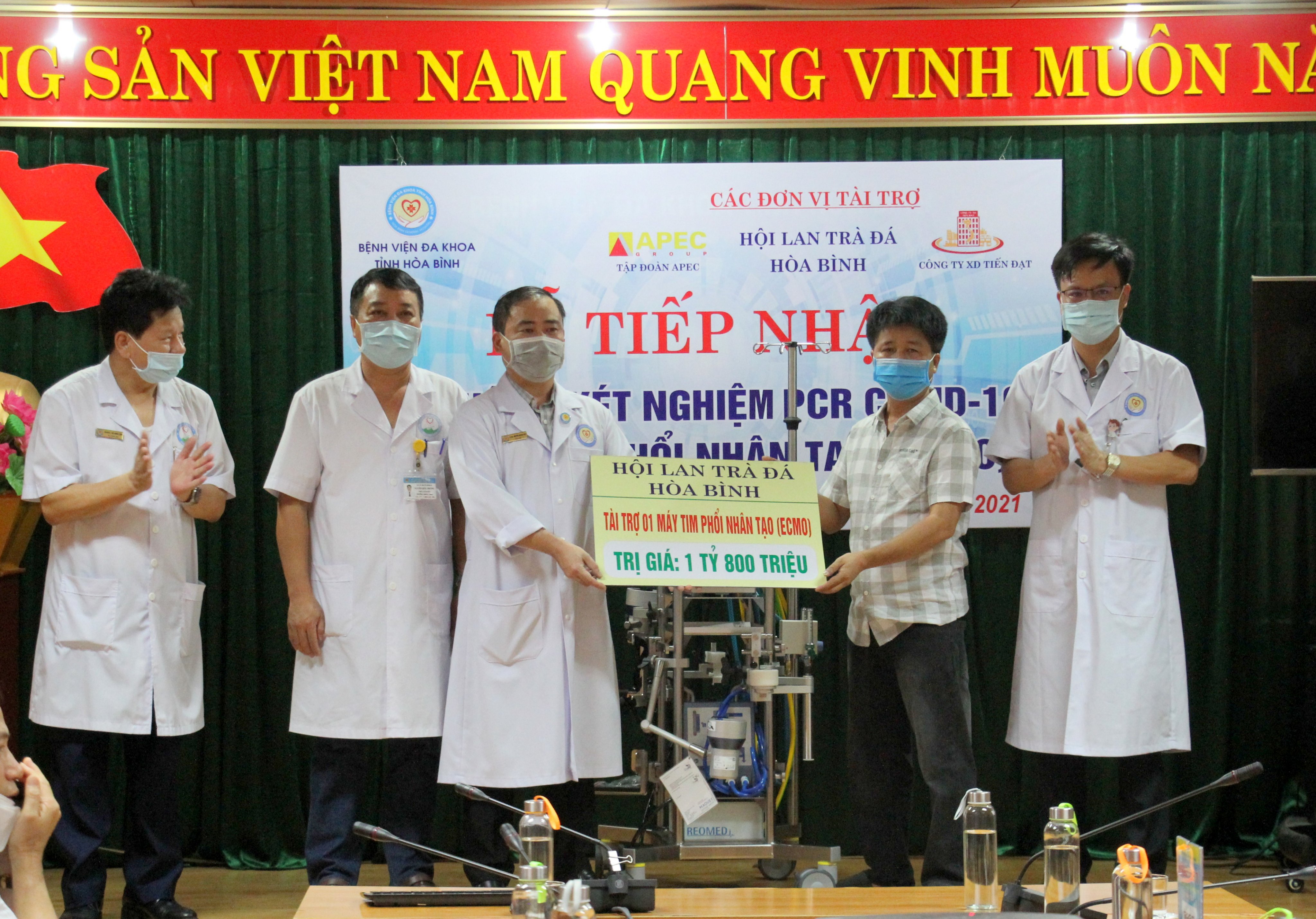 Bệnh viện Đa khoa tỉnh Hoà Bình tiếp nhận tài trợ Hệ thống xét nghiệm PCR và Hệ thống máy tim phổi nhân tạo (ECMO) trị giá hơn 4,2 tỷ đồng 